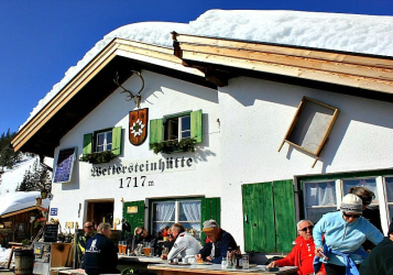 Outdoor lunch at the Wettersteinhütte